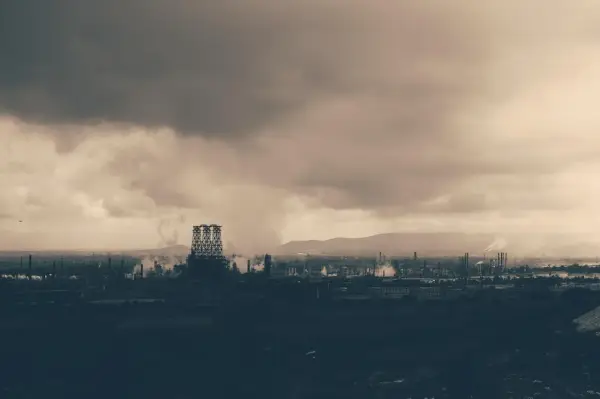 Ponury krajobraz przemysłowy, dymiące kominy i masywna wieża. Czy to obraz tego, czym jest dystopia?