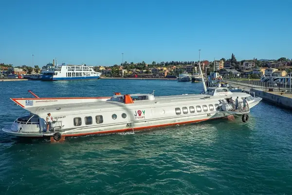 Hydrofoil "Joy Cruises" gotowy do rejsu z Korfu do Sarandy. W tle widać prom pasażerski.