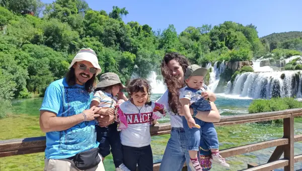 Famiglia felice con cascate sullo sfondo, un ricordo da Zara città.