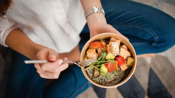 Gesunde Mahlzeit: Lachs mit Quinoa und Gemüse. Perfekt, wenn du fragst: was kann ich essen ohne zuzunehmen.