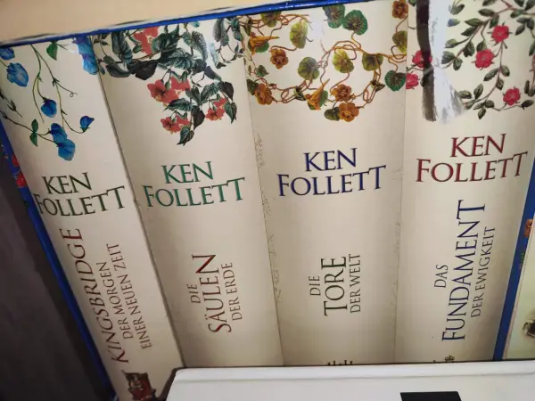 Bücher der Kingsbridge Saga von Ken Follett: "Der Morgen einer neuen Zeit", "Die Säulen der Erde", "Die Tore der Welt", "Das Fundament der Ewigkeit".