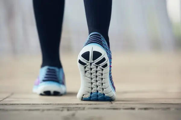 Kolorowe buty sportowe na nogach, idealne na trening, ale czy sprawdzą się jako buty do klubu?