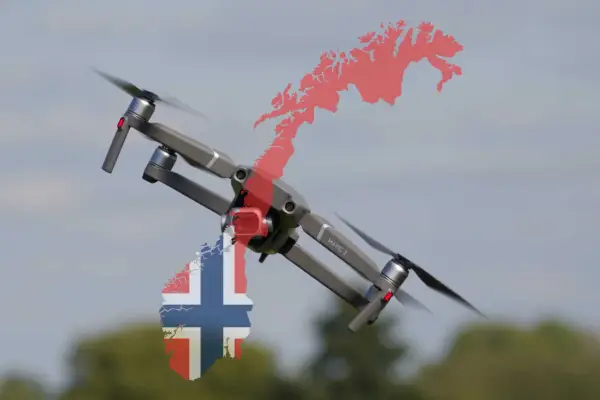 Eine Drohne fliegt über Norwegen. Die Umrisse des Landes sind mit der norwegischen Flagge und einer roten Umrisskarte überlagert.
