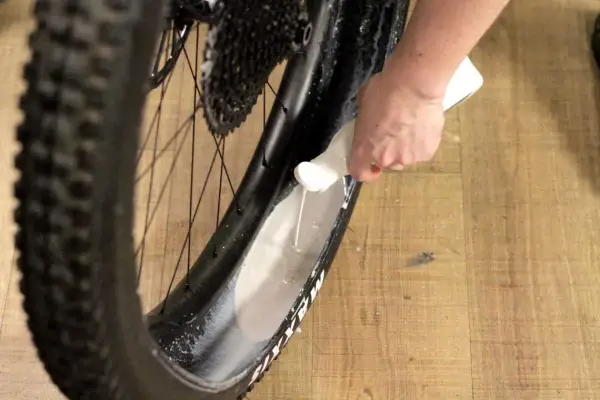 Jak łatwo i bez uszkodzeń założyć oponę na felgę rowerową – krok po kroku