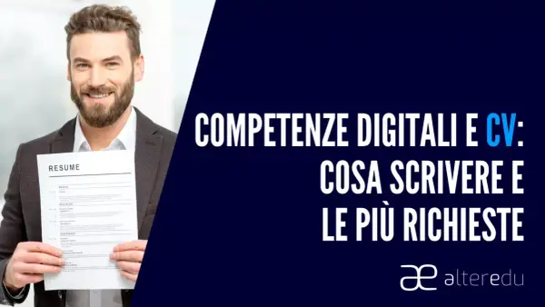 Uomo sorridente con un CV in mano, testo "Competenze digitali e CV: cosa scrivere e le più richieste".