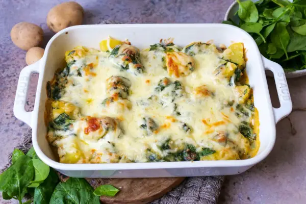 Herzhafter Auflauf mit Spinat und Kartoffeln, überbacken mit goldbraunem Käse. Frisch und lecker!