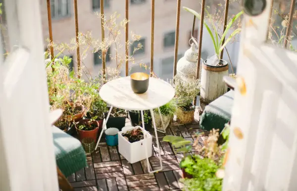Jak udekorować mały balkon - praktyczne pomysły na stylowe aranżacje