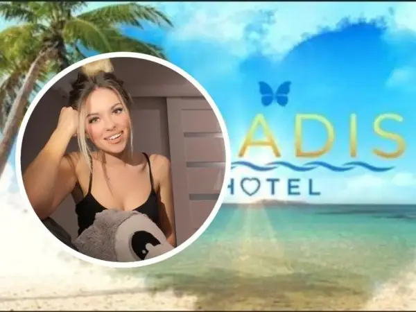 Uśmiechnięta Inga marzy o wakacjach w Hotel Paradise. Tropikalna plaża i palmy w tle.