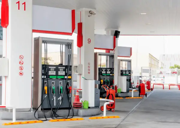 Stacja paliw z dystrybutorami. Tutaj znajdziesz paliwo, gdzie tankować diesla, a także LPG.