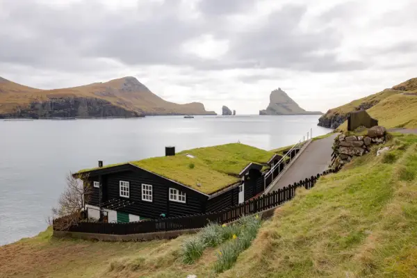Casa con tetto d'erba sulle isole Faroe, dove si trovano paesaggi mozzafiato e natura selvaggia.