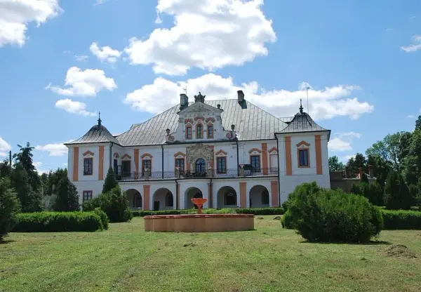 Pałac w Czyżowie Szlacheckim: Historia, architektura i wyjątkowe wydarzenia