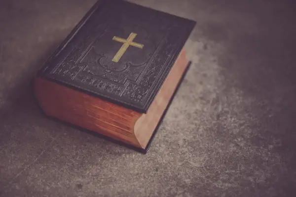 Jakie związki frazeologiczne z Biblii używasz codziennie? Oto lista