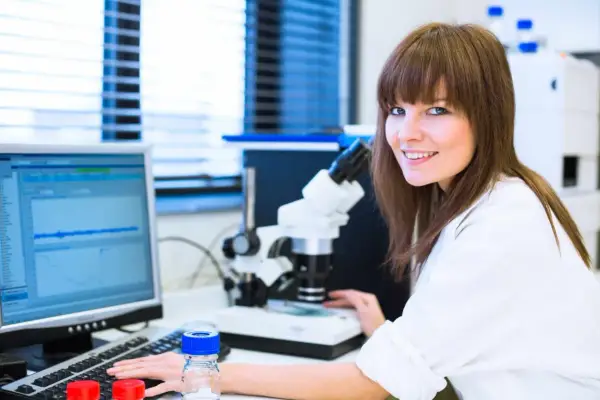 Médico Investigador: La carrera que une clínica y ciencia. ¿Es para ti?