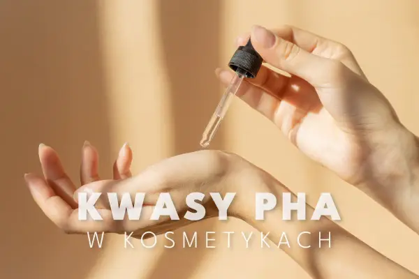 Kropla serum z kwasami PHA spada na dłoń, symbolizując delikatną pielęgnację.