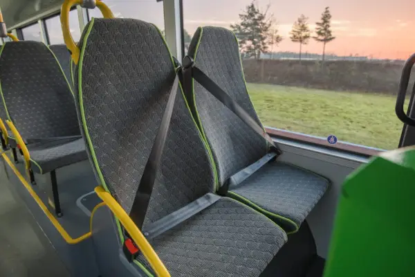 Ile jest miejsc w autobusie szkolnym? Poznaj różnice w pojemności