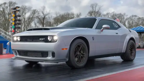 Srebrny Dodge Challenger SRT Demon 170 na pasie startowym, gotowy do wyścigu.