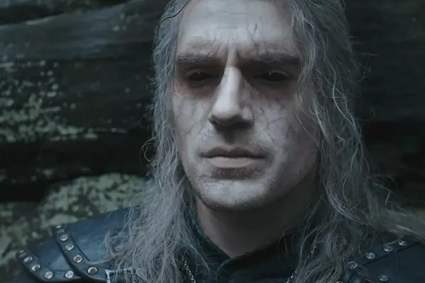 Geralt z Rivii, wiedźmin o siwych włosach i bliznach, wygląda na zmęczonego. Ile lat ma Geralt z Rivii? Trudno zgadnąć, jego wiek to tajemnica.