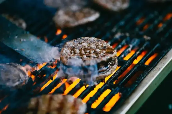Jak usmażyć hamburgera, aby był soczysty i idealnie przyprawiony