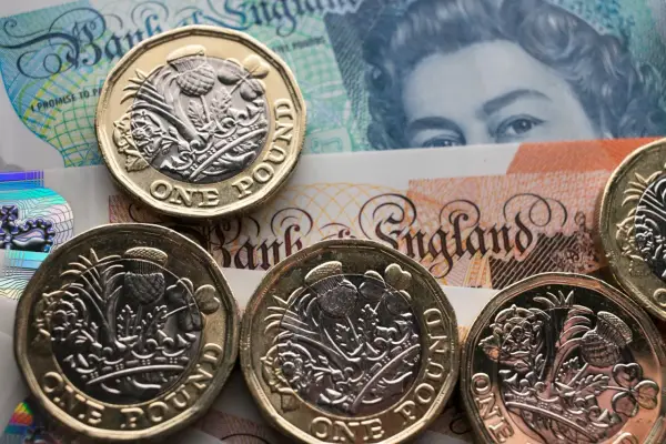 Monety funtów brytyjskich na banknotach. Czy to wystarczy na godne życie przy minimalnej krajowej w UK?