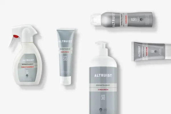 Kremy z filtrem SPF od Altruist – troska o skórę to prawdziwy altruizm. Zestaw zawiera spray, kremy i fluid.