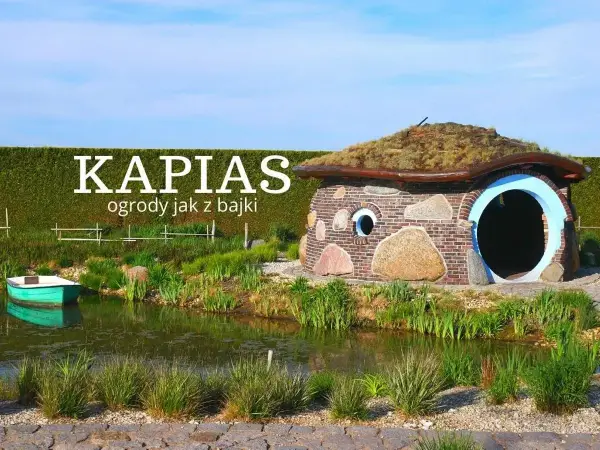 Ogrody Kapias jak z bajki, z domkiem hobbitów i łódką. Sprawdź ogrody kapias cena biletu.