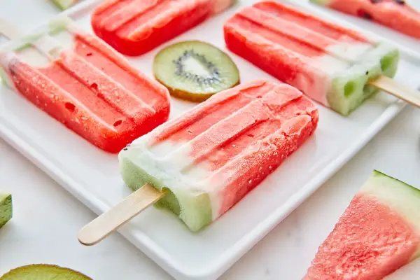 Ghiaccioli fatti in casa, colorati e rinfrescanti, con fette di kiwi e anguria. Perfetti per l'estate!