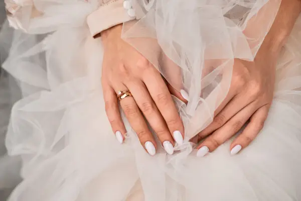 Jaki manicure na ślub: najpiękniejsze inspiracje i trendy, które zachwycą