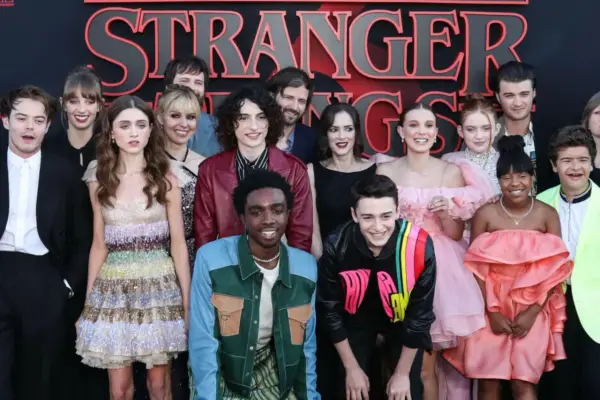 Aktorzy Stranger Things pozują do zdjęcia. Widać tu m.in. Millie Bobby Brown, Finn Wolfhard, Winona Ryder i David Harbour.