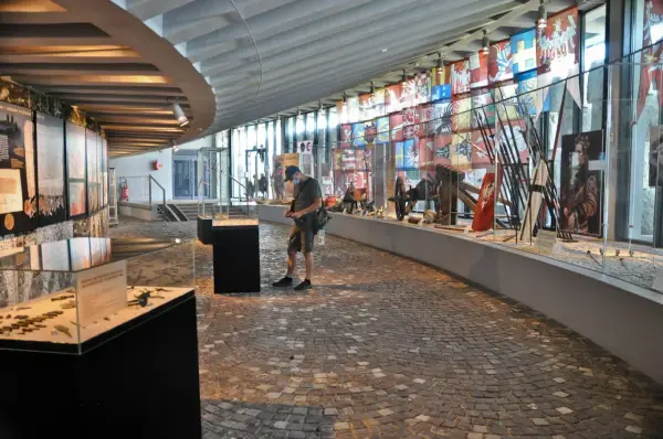 W muzeum w Grunwaldzie można podziwiać historyczne eksponaty, broń i chorągwie. Atrakcje upamiętniają wielką bitwę.