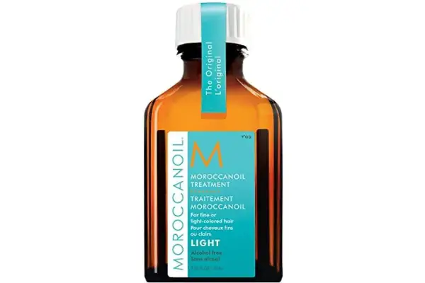 Botella de Moroccanoil Treatment Light, un aceite para el cabello que evoca el lujo de Marruecos.