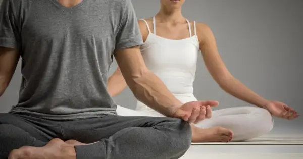 Para ćwiczy jogę kundalini w pozycji medytacyjnej.