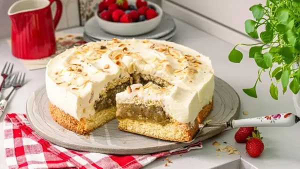 Eine köstliche Stachelbeertorte, wie von Landfrauen gebacken, mit lockerem Biskuit, cremiger Füllung und Mandelblättchen.