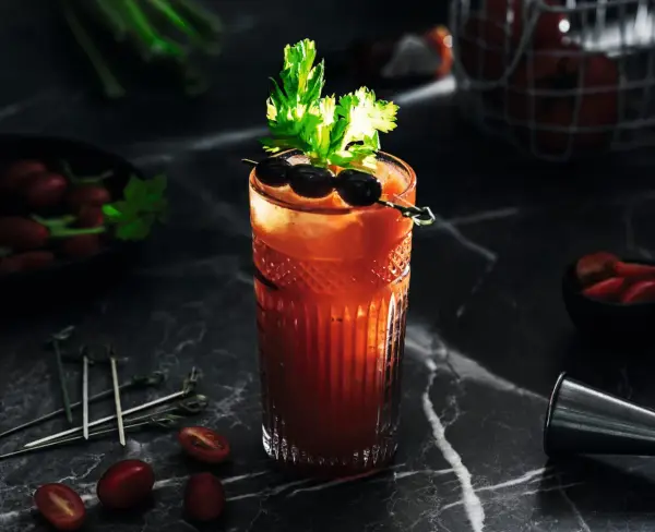 Najlepszy przepis na drink z sokiem pomidorowym, który zaskoczy gości