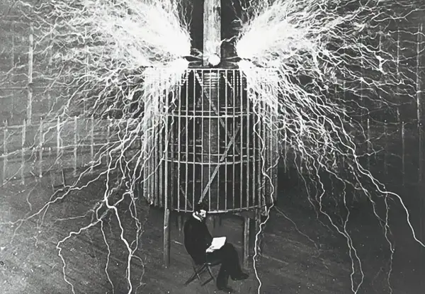 Kto wynalazł prąd? Prawdziwa historia elektryczności i fotowoltaiki
