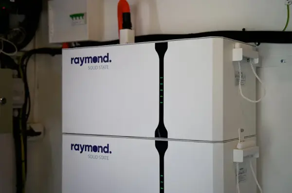 Två staplade Raymond Solid State-enheter för energilagring batteri, med gröna indikatorlampor längs en vertikal linje.