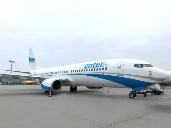 Boeing 737-800 Enter Air na płycie lotniska, gotowy do startu.