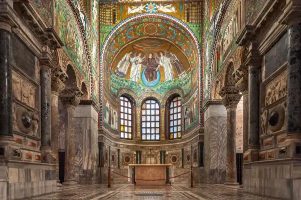 Interno di San Vitale, Ravenna. Mosaici bizantini narrano la storia di Ravenna, riassunto visivo di un impero.