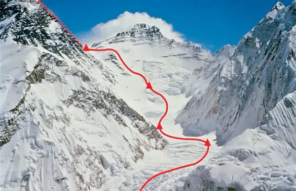 Trasa na szczyt Mount Everest. Czerwona linia wyznacza drogę przez lodowiec i śnieżne zbocza.