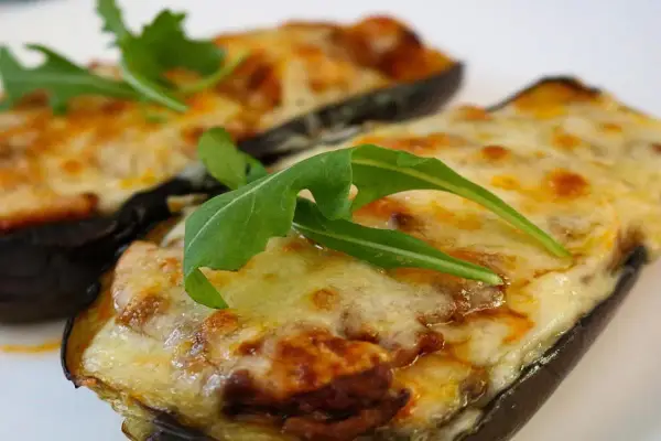 Melanzane ripiene al forno, un sapore autentico di mangiare calabrese, guarnite con rucola fresca.
