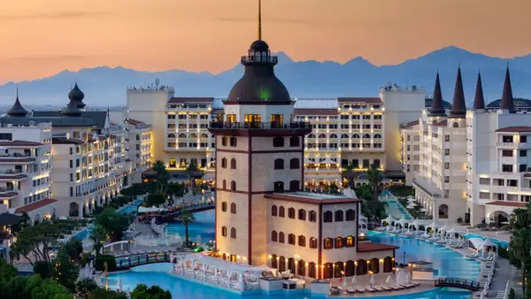 Luksusowy hotel z basenami i wieżą, gdzie all inclusive ultra to znaczy pełen relaks i wygoda.