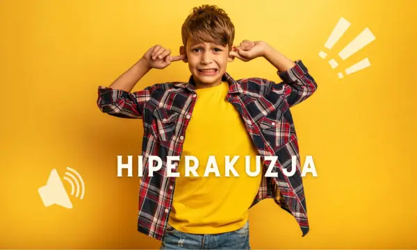 Chłopiec zatyka uszy, cierpiąc z powodu nadwrażliwości na dźwięki. Słowo "HIPERAKUZJA" podkreśla jego cierpienie.