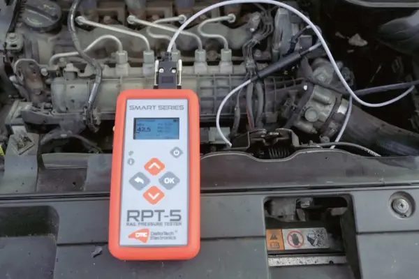 Tester RPT-5 mierzy prawidłowe ciśnienie na listwie wtryskowej common rail. Odczyt 42.5 MPa.