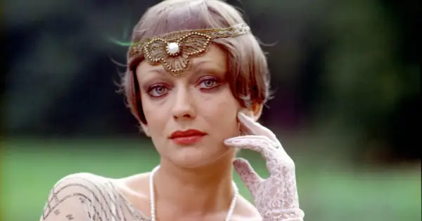 Ewa Szykulska w filmach, w stylizacji z lat 20. z opaską na głowie i koronkową rękawiczką.