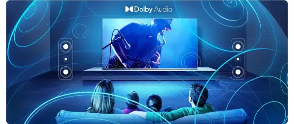 Rodzina ogląda koncert saksofonisty na ekranie telewizora, ciesząc się kinowym dźwiękiem Dolby Digital Plus.
