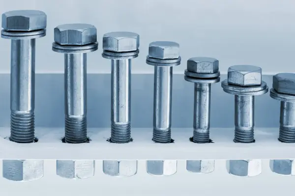 Varios tornillos con arandelas, de diferentes tamaños, listos para su par apriete m8.