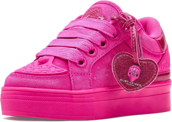 Różowe buty Kurt Geiger z sercem i logo. To marka znana z odważnych projektów.