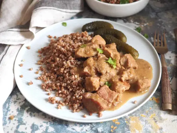 Gulasz z szynki z kaszą gryczaną i ogórkami kiszonymi. Aromatyczne danie, które rozgrzewa i syci.