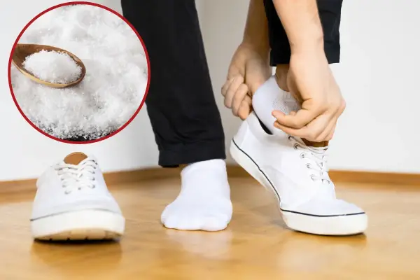Łyżka sody oczyszczonej i białe trampki, osoba zakłada białą skarpetkę.