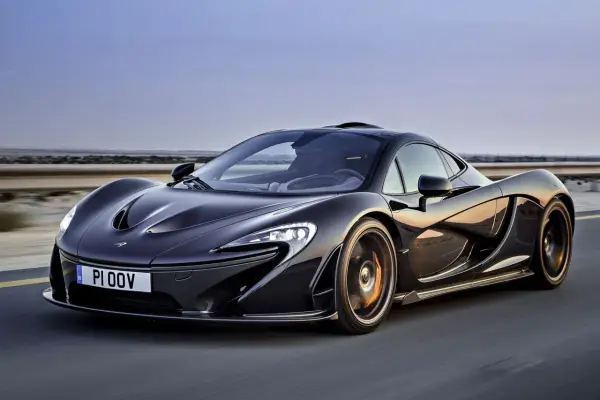 Czarny McLaren P1 w ruchu, z widocznym numerem rejestracyjnym PI 00V. Jego cena jest astronomiczna, ale wygląd zapiera dech.