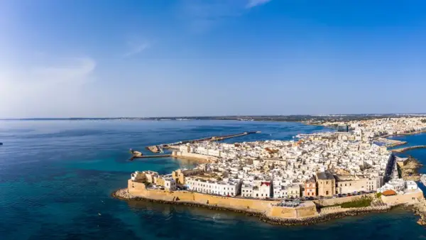 Vue aérienne de Gallipoli, joyau des Pouilles, avec ses maisons blanches et son château sur la mer Adriatique.